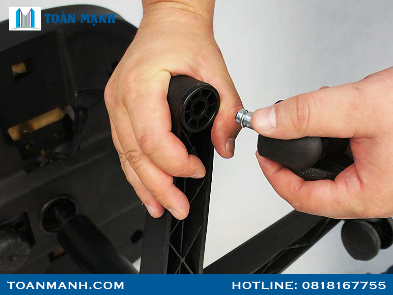 Thay bánh xe ghế văn phòng 3 Thay Banh Xe Ghe Van Phong 2