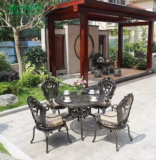 Bàn tròn sân vườn có tay (họa tiết hoa cúc) BSVCT07 2 5a31c6631b55bb0be244