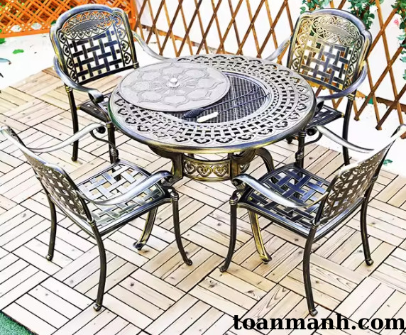 Ghế sân vườn có tay (họa tiết ô vuông) GSVCT02 1 M2