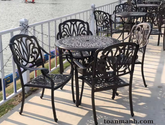 Bàn tròn sân vườn có tay (họa tiết hoa sen) BSVCT08 1 X4